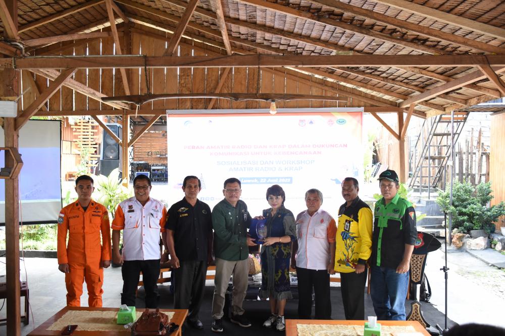 Kepala Balai Monitor Kelas II Palu Hermanto (tengah) memberikan pelakan kepada Asisten II Administrasi Perekonomian dan Pembangunan Sekretariat Daerah Banggai Ferlyn Monggesang pada kegiatan Sosialisasi dan Workshop Amatir Radio dan KRAP. Kamis (22/06/2023)