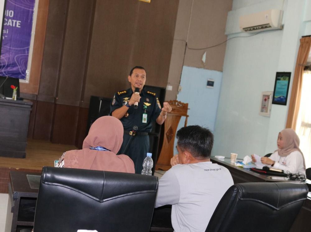 Salah satu narsum dalam kegiatan sosialisasi dan bimtek SOR yang dilaksanakan Balmon Surabaya, Kamis (06/07/2023) di Pelabuhan Perikanan Pantai (PPP) Mayangan, Probolinggo.