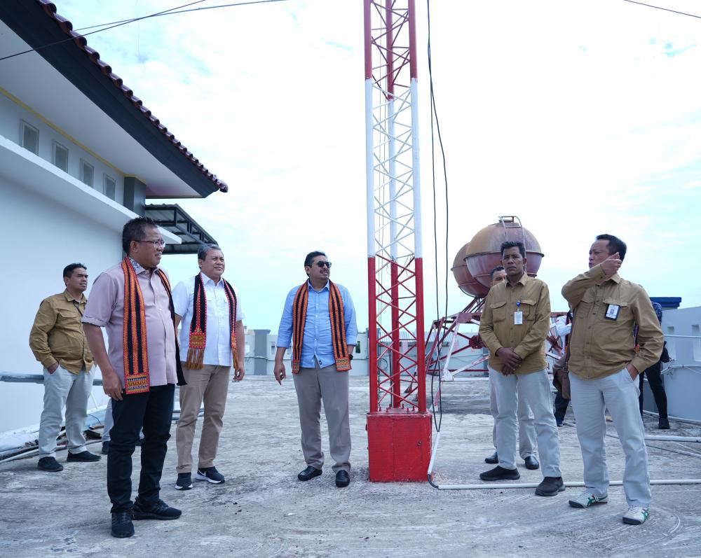 Dirjen SDPPI Ismail didampingi Direktur Pengendalian merangkap Plt Sesditjen SDPPI Sabirin Mochtar dan Ka. Balmon Banda Aceh Luthfi meninjau tower di kantor Balmon Aceh, Kamis (13/07/2023).