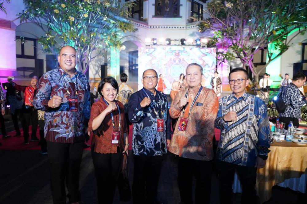 Ketua Kontingen PORNAS Kemkominfo Dimas Yanuarsyah didampingi Karo Humas Rhina Anita, Karo Kepegawaian Imam Soewandi dan Ka. Badan Litbang SDM Hary Budiarto menghadiri Gala Dinner, Kamis (13/07/2023).