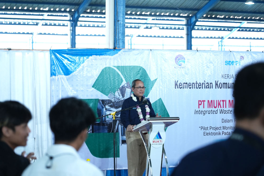 Direktur Standardisasi Perangkat Pos dan Informatika Mulyadi memberi sambutan dalam kunjungan ke salah satu industri pengolahan limbah elektronik di Purwakarta, Jumat (21/07/2023).