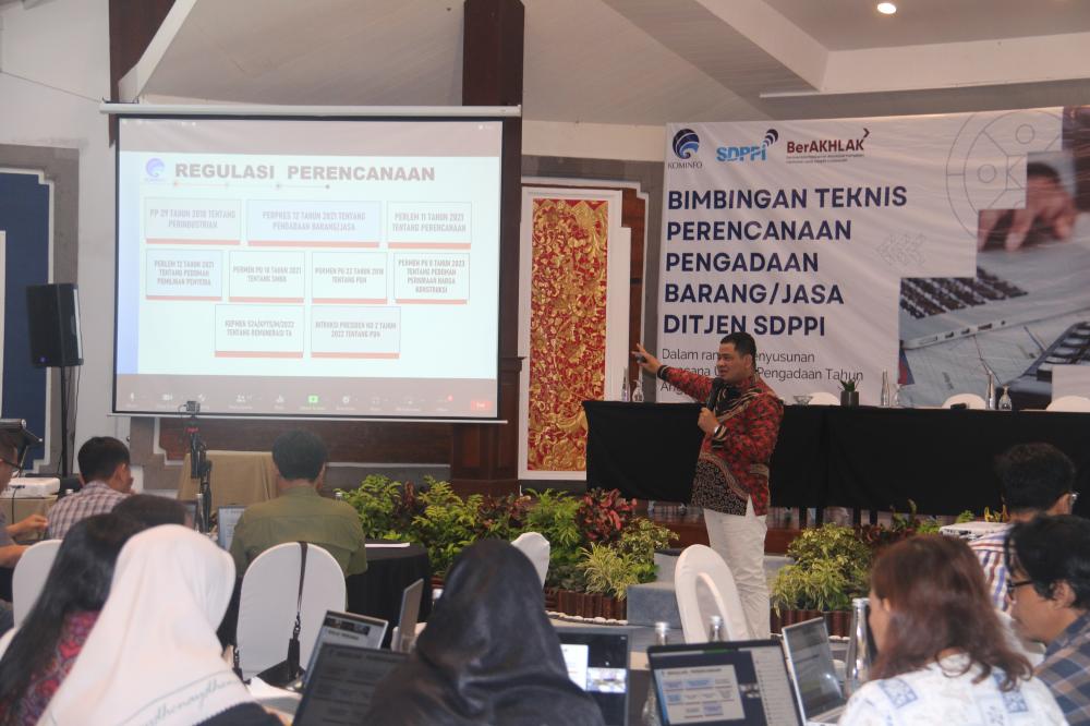 I Made Heriyana, UKPBJ Kota Denpasar saat memberikan paparan pada kegiatan Bimbingan Teknis Perencanaan Brng/Jasa Ditjen SDPPI. Bali (05/10/2023)