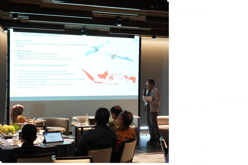 Narasumber menyampaikan paparan tentang satelit dalam kegiatan sosialisasi Gateway dan Fasilitas Ground Segment Satelit Satria, Rabu (10/10/2023).

