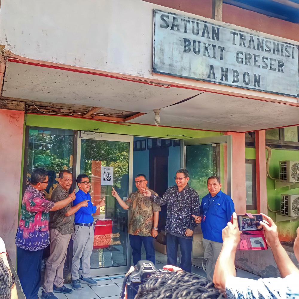 Direktur Operasi Sumber Daya Dwi Handoko melakukan kunjungan ke stasiun pemancar (site visit) di Kota Ambon sekaligus melakukan pengenalan QR Code sebagai upaya pembenahan data dan peningkatan keakurasian data ISR, Kamis (12/1-melakukan kunjungan ke stasiun pemancar (site visit) di Kota Ambon sekaligus melakukan pengenalan QR Code sebagai upaya pembenahan data dan peningkatan keakurasian data ISR, Kamis (12/10/2023).