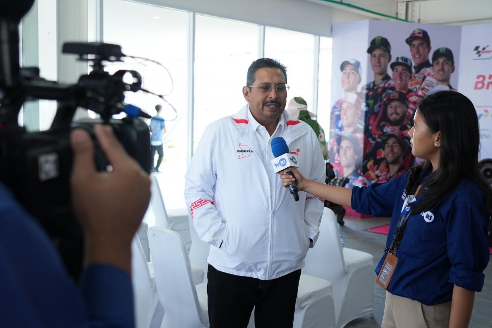 Dirjen SDPPI Ismail saat diwawancara salah satu media televisi terkait dukungan Kemkominfo dalam pelaksanaan MotoGP Mandalika.