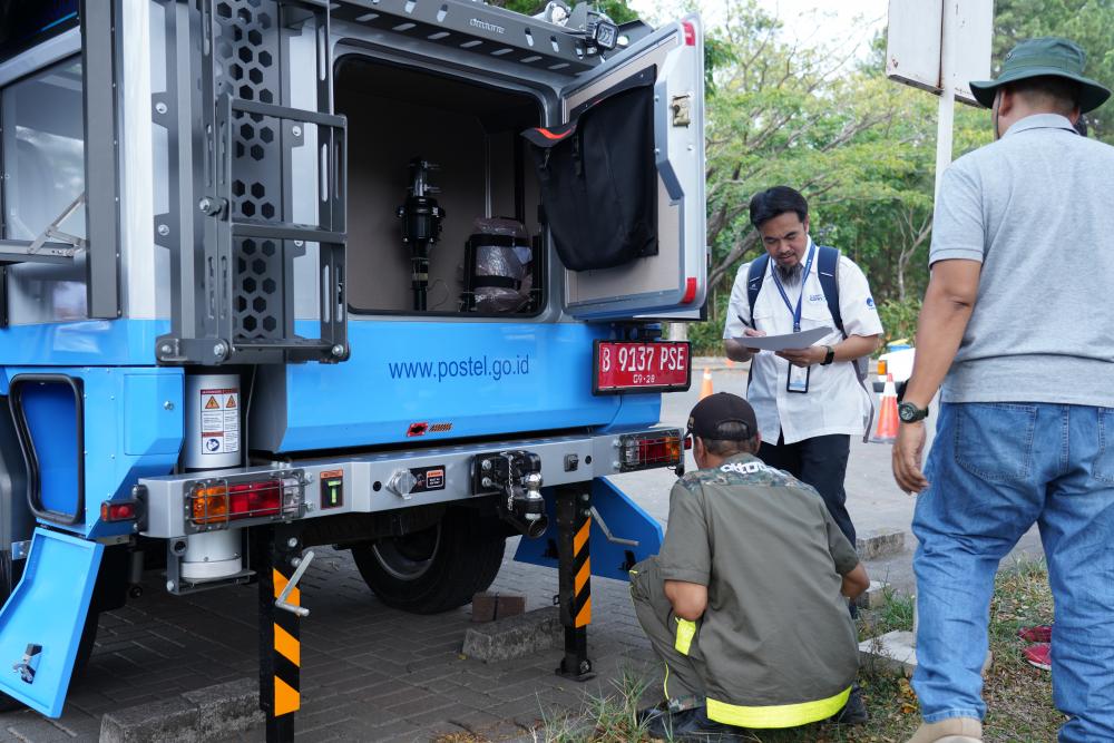 Pengecekan mobil monitoring yang akan digunakan oleh UPT Monitor SFR dilakukan oleh Tim dari Direktorat Pengendalian SDPPI, Selasa (31/10/2023).