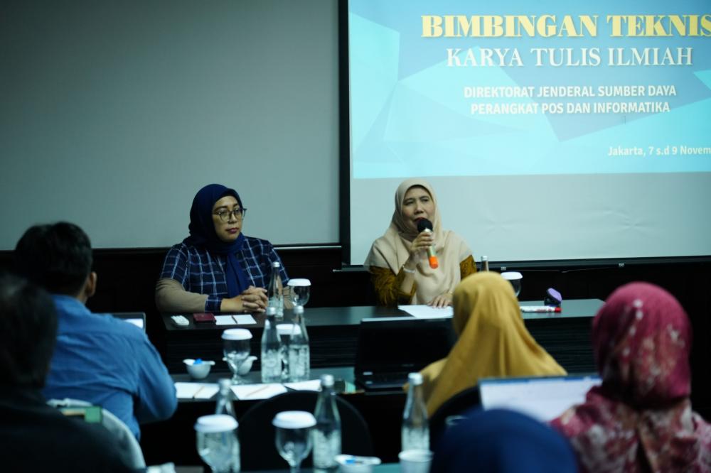Ketua Tim Kerja Manajemen SDM, Organisasi dan Tatalaksana Siti Chadidjah (paling kanan) membuka kegiatan Bimtek Karya Tulis Ilmiah, Selasa (07/11/2023).
