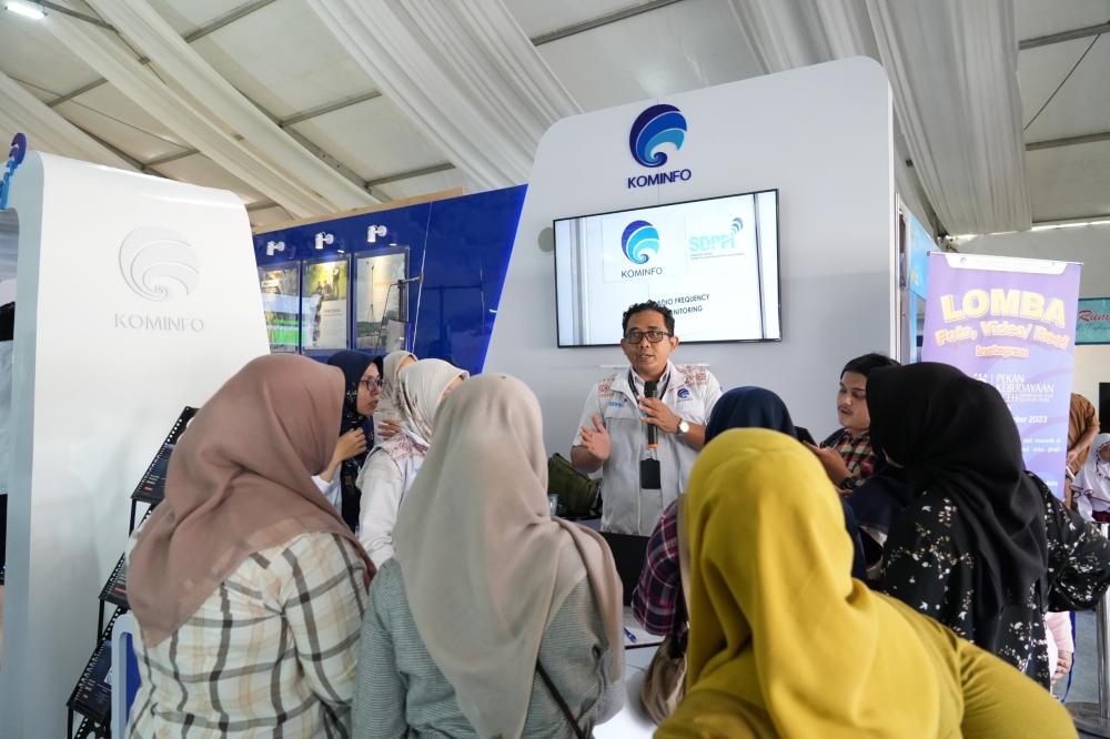 Staf Balmon Aceh memberikan penjelasan kepada para pengunjung dalam Pameran Pekan Kebudayaan Aceh ke-8 yang dimulai tanggal 4 s.d. 12 Nopember 2023.