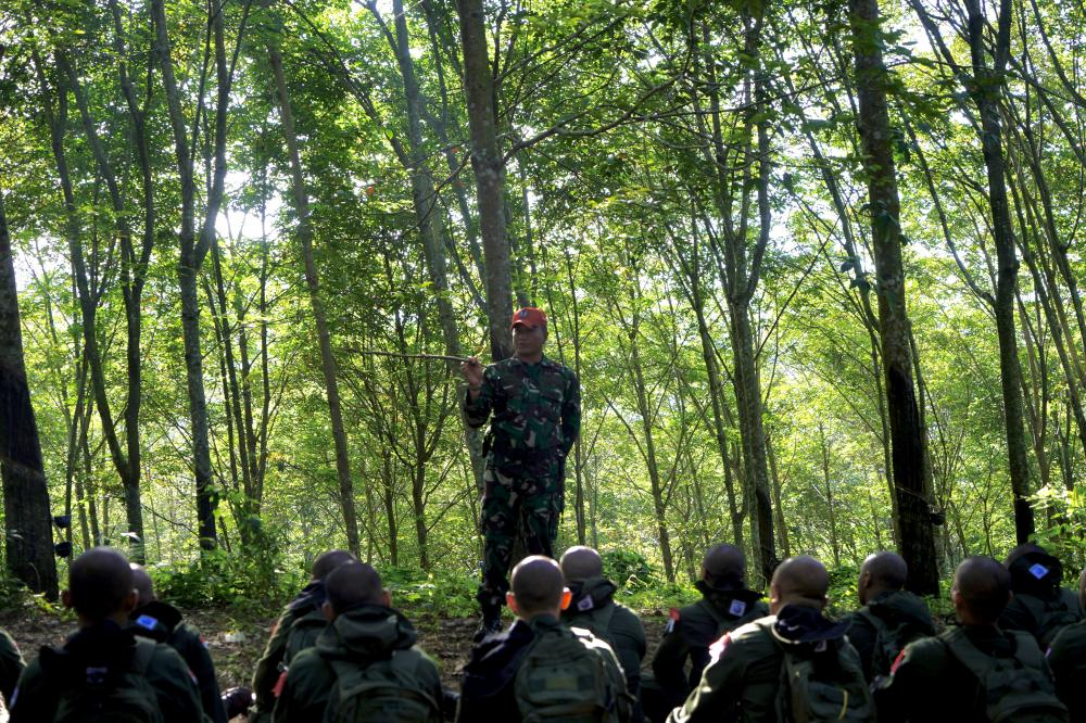 Peserta Pelatihan Berganda Siswa PPPK  mendapatkan pembekalan di  oleh Pelatih dari Pusdikhub TNI AD sebelum melakukan pelatihan survival,. Kamis (25/01/2024)