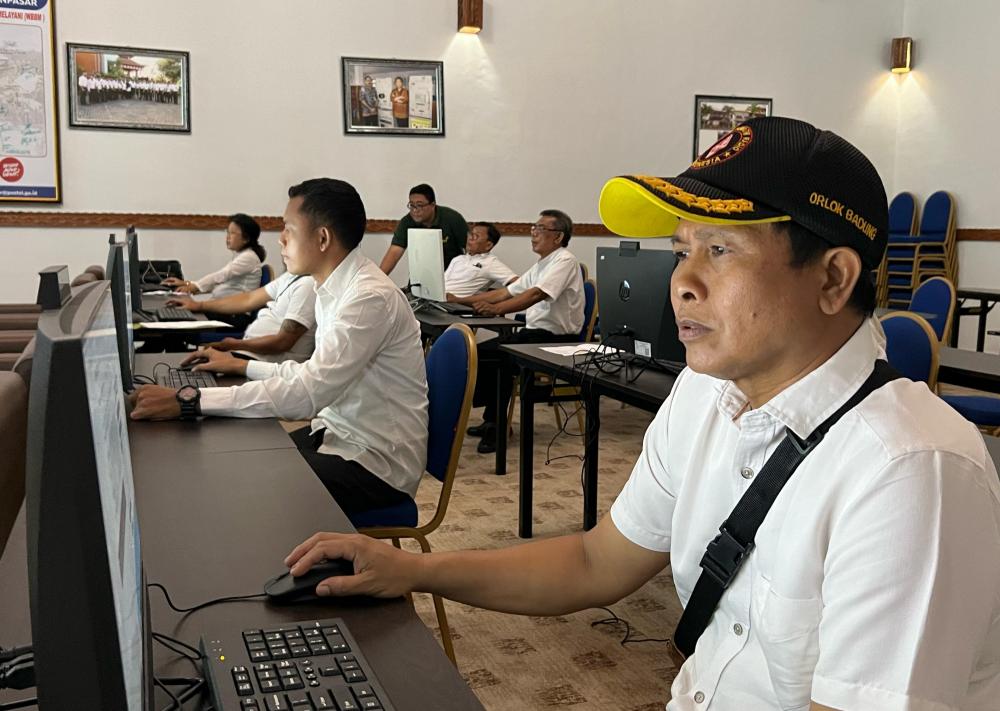 Tampak sejumlah peserta  eingkuti Ujian Negara Amatir Radio (UNAR) Reguler berbasis Computer Assisted Test (CAT) 2024 di selenggarakan Balmon Spekfrekrad Kelas I Denpasar. Sabu (27/01/2024)