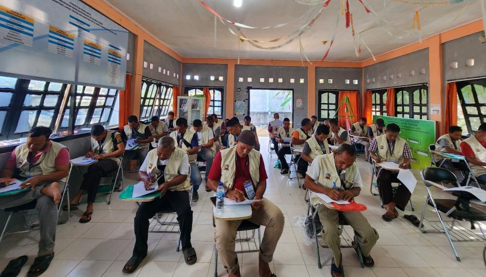 Nelayan Aceh Jaya mengikuti Bimtek sertifikasi Long Range Certificate (LRC) dan Izin Komunikasi Radio Antar Nelayan (IKRAN) kepada nelayan di Aceh Jaya, Jumat (2/2/2024) di Balai Musyawarah Gampong Lhok Timon, Kecamatan Setia Bakti, Aceh Jaya.