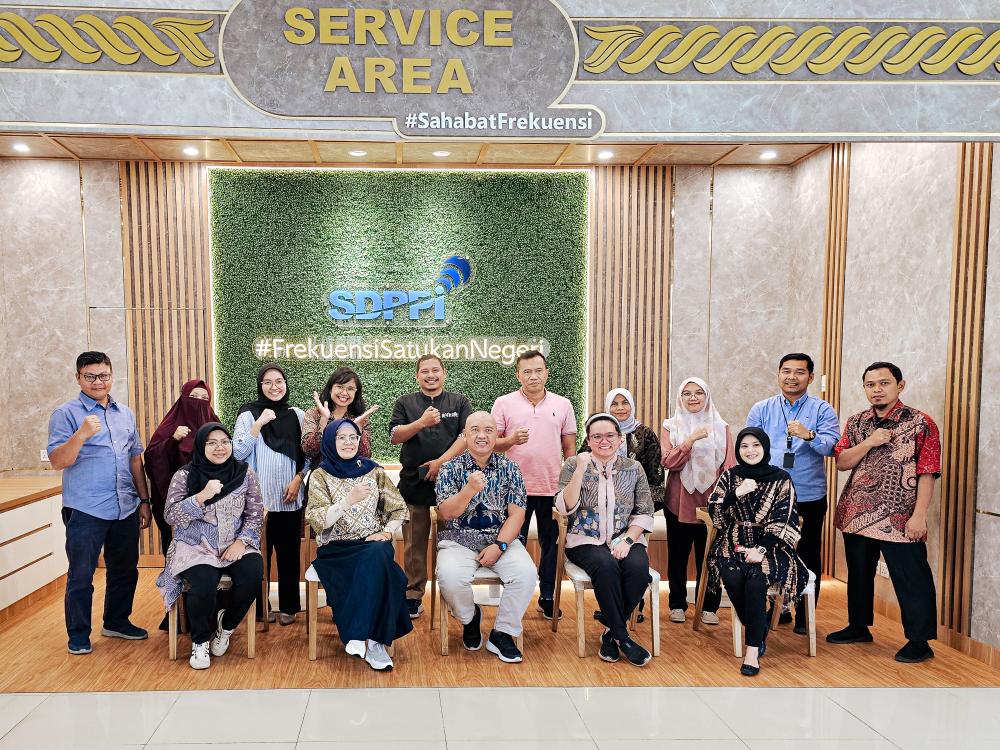 Kepala UPT Padang, Helmi (duduk tengah) dan Ketua Tim Kerja Pelayanan Publik dan Zona Integritas, Fidyah Ernawati (duduk no.2 dari kiri), berpose bersama Tim ZI UPT Padang dan Tim ZI Direktorat Operasi Sumber Daya usai kegiatan sosialisasi ZI, Jum'at (16/02/2024).