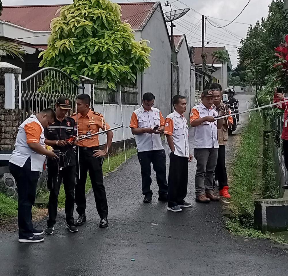Simulasi komunikasi radio kebencanaan via satelit juga dilakukan di sekitar lokasi hotel usai kegiatan paparan dari para narasumber, Selasa (20/02/2024).