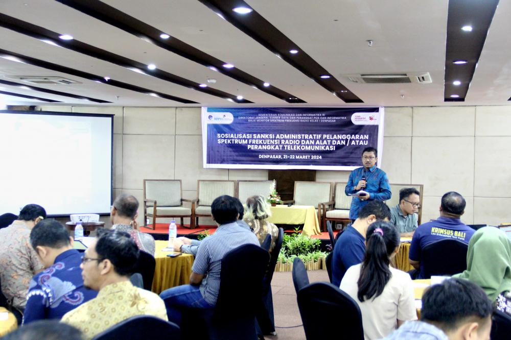 Kepala Balai Monitor Spektrum Frekuensi Radio Kelas I Denpasar, Zainullah Manan saat memnajdi pembicara pada Sosialisasi Sanksi Administratif Pelanggaran Spektrum Frekuensi Radio dan Alat/PerangkatTelekomunikasi. Jumat, (22/03/2024)