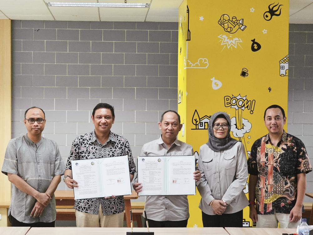 Penandatanganan PKS dilakukan oleh Waluyo Pambudi selaku Pelaksana Tugas Kuasa Pengguna Anggaran Ditjen SDPPI dengan Tri Joko Wahyu Adi Direktur DKPU (Direktorat Kerjasama dan Pengelolaan Usaha) ITS, disaksikan Ketua Tim Kerja Pelayanan Publik dan Zona Integritas, Fidyah Ernawati, Surabaya (06/04/2024).