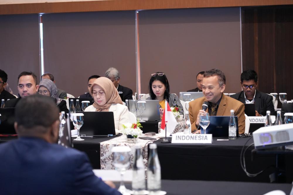 Direktur Penataan Sumber Daya Ditjen SDPPI, Denny Setiawan (kanan) saat pembukaan Technical Coordination Meeting antara Republik Indonesia dan Papua Nugini yang diadakan di Hotel Indonesia Kempinski Jakarta. Kamis (25/04/2024)