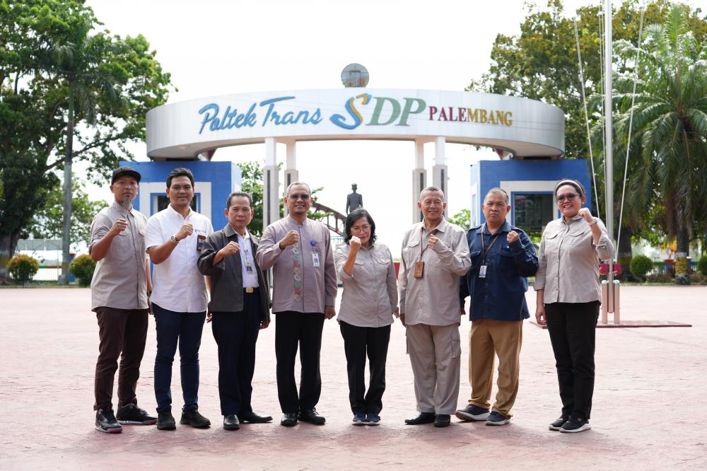 Tim Ditjen SDPPI dan Tim PoltekTrans Palembang berfoto bersama saat evaluasi kelayakan PoltekTrans sebagai mitra Lembaga Diklat REOR.