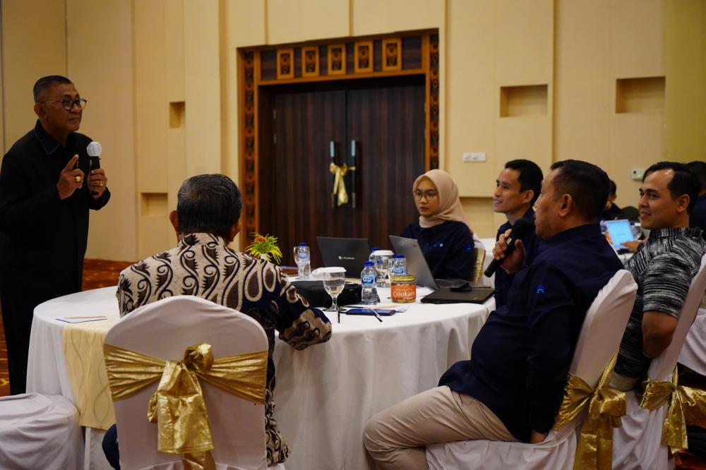 I Made Sudarsana, Procurement Specialist dari  Ikatan Ahli Pengadaan Indonesia (IAPI) saat berinteraksi dengan peserta Bimbingan Teknis Penyusunan dan Pengendalian Kontrak Konstruksi 