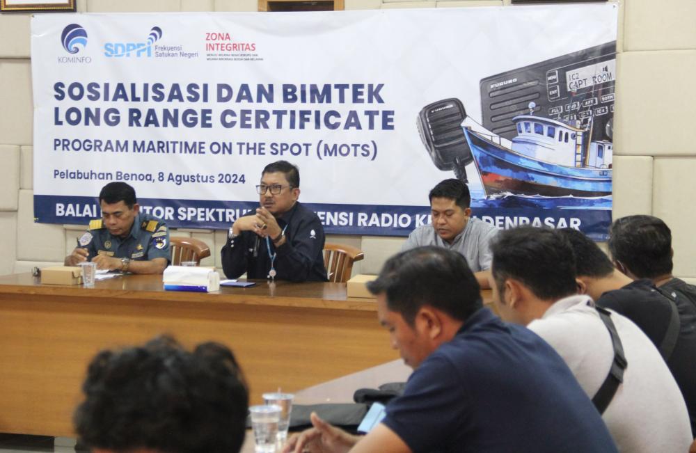 Zainullah Manan, Kepala Balai Monitor Spektrum Frekuensi Radio Kelas I Denpasar (tengah) saat membuka Sosialisasi dan Bimbingan Teknis Long Range Certificate (LRC) di Bali. Kamis (08/08/2024)