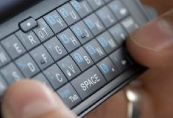 Ilustrasi: Sumber ilustrasi: images.detik.com/content/2010/03/08/328/texting.jpg