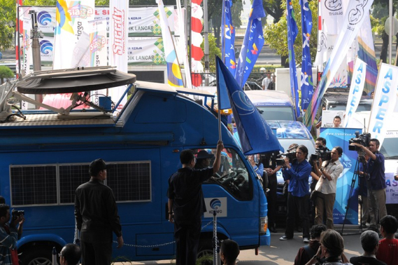 Ilustrasi: Sumber Ilustrasi : infopublik.org/media/Image/foto_dalam_negeri_bulan_agustus_2012/lepas-mobil-perta