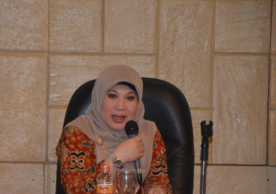 Ilustrasi: Nadhimah, MBA, Asdep Koordinasi Pelaksanaan, Pemantauan dan Evaluasi RB, Akuntabilitas Aparatur dan Pengawasan II menyampaikan paparan tentang Road Map Reformasi Birokrasi 2015-2019