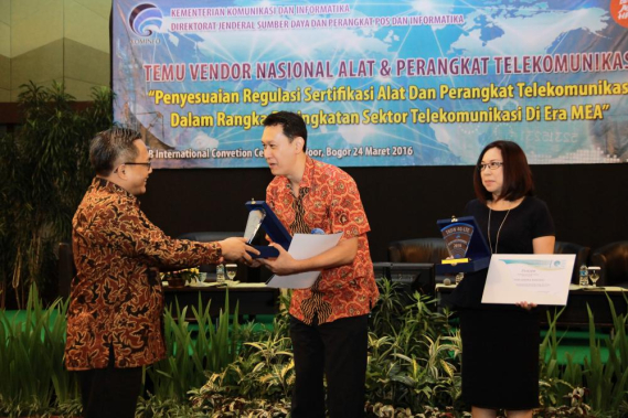Ilustrasi: Dirjen SDPPI,Muhammad Budi Setiawan menyerahkan penghargaan TKDN kepada  PT. Tata Sarana Mandiri dan PT. Samsung Electronics Indonesia (24/3)