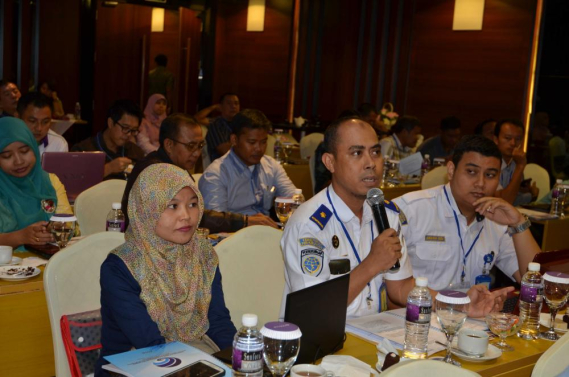 Ilustrasi: Salah seorang peserta Bimtek sedang mengajukan pertanyaan pada sesi diskusi . Kegiatan Bimbingan dan Koordinasi Teknis Implementasi E-Licensing Proses Pelayanan Perizinan Spektrum Frekuensi Radio (SFR) Maritim kegitan tersebut dilaksanakan di Wilayah Batam, Kepulauan Riau (30/5)
