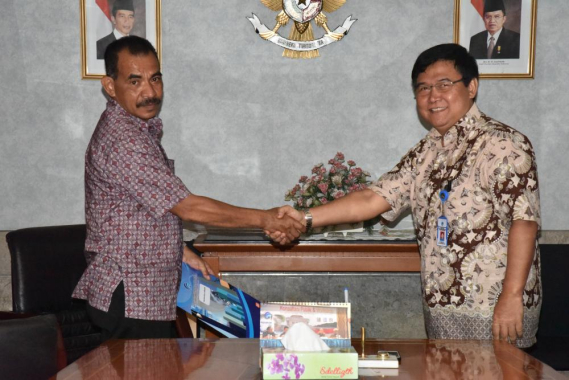 Ilustrasi: Sekditjen SDPPI, Sadjan (kanan) menyerahkan berita acara Serah terima jabatan kepada Reinhard H. Fatunlebit untuk jabatan Kepala Balai Monitor Spektrum Frekuensi Radio Kelas II Merauke yang baru (10/6). Serah Terima jabatan dilaksanakan di Ruang Rapat Dirjen SDPPI Lt..13 Gd.Sapta Pesona Jl. Medan Merdeka Barat No.17