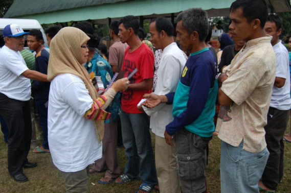 Ilustrasi: Keluarga Besar Postel menyerahkan bantuan kepada korban banjir Garut, Jawa Barat (27/9). Kegiatan Bhakti Soisal tersebut merupakan keperdulaian dari Komunitas Postel terhadap sesama yang penggalangan dananya dilakukan pada peringatan Hari Bhakti Postel yang Ke 71