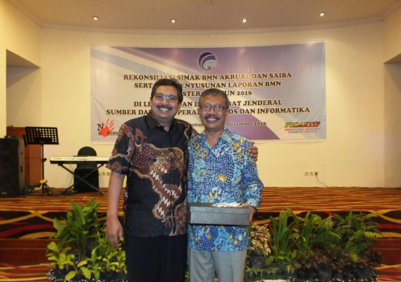 Ilustrasi: Dirjen SDPPI, Ismail (kiri) photo bersama dengan Bambang Suseno (kanan) usai pelepasan diriya dan dan empat pejabat lainnya di Ditjen SDPPI yang telah memasuki masa purna bakti. Bambang Suseno telah mengabdi selama kurang lebih 30 tahun di Ditjen SDPPI, selama karirnya telah banyak menorehkan prestasi, di antaranya mendorong penerapan persyaratan Tingkat Kandungan Dalam Negeri (TKDN) minimal 20 persen untuk perangkat telekomunikasi berbasis 4G LTE demi kemajuan industri manufaktur telekomunikasi dalam negeri.