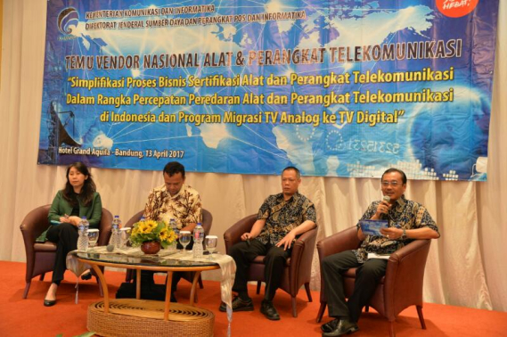 Ilustrasi: Bambang Sugiyarto, Kepala Subdirektorat Sertifikasi dan Data Perangkat Pos, Telekomunikasi, dan Informatika. (kiri)  bersama dengan narasumber pada rpada acara Temu vendor, di Bandung (13/4)