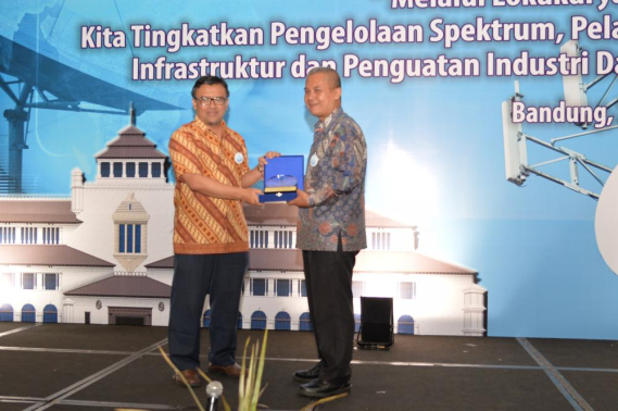 Ilustrasi: Anggota Komite Regulasi Telekomunikasi, Badan Regulasi Telekomunikasi Indonesia (KRT-BRTI) Agung Harsoyo (kanan) menerima plakat sebagai pembicara pada lokakarya Ditjen SDPPI 2017 yang diserahkan oleh Direktur Pengendalian, Dwi Handoko (kiri). (26/4)