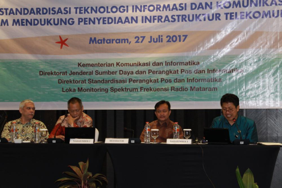 Ilustrasi: Pembicara dan moderator dalam acara Forum Standardisasi TIK  di Mataram