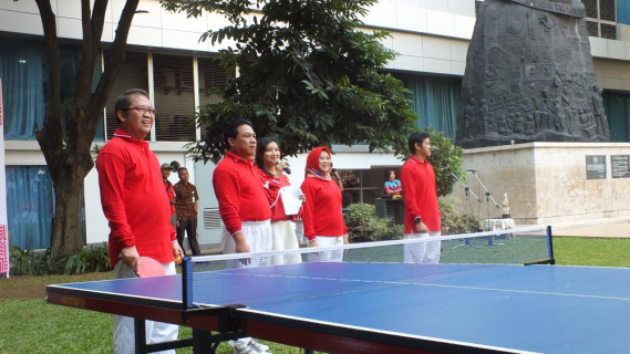 Ilustrasi: Menteri Kominfo Rudiantara didampingi Sekjen Farida Dwi Cahyarini dan Ketua PORSENI Bambang Sigit Nugroho melkukan eksebisi Tenis Meja