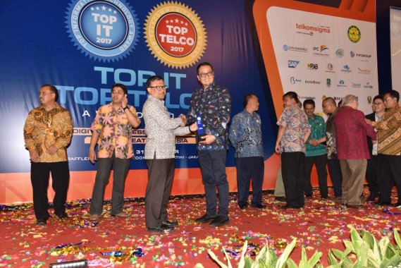 Ilustrasi: Ditjen SDPPI yang diwakili oleh Direktur Operasi Sumber Daya, Dwi handoko (kiri) menerima penghargaan Top IT Telco Award 2017, yang diselenggarakan Majalah ITech, untuk kategori Top IT Implementation on Ministry.