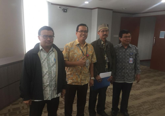 Ilustrasi: Direktur Operasi Sumber Daya  (kiri) dan Sesditjen SDPPI (paling kanan) mengapit pejabat lama Gunadi (kedua dari kiri) dan pejabat baru Kasubdit Pelayanan NDTB Endarto