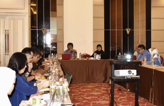 Ilustrasi: Kabag Perencanaan Progam dan Pelaporan, Arifah (kanan) didampingi oleh Kepala Subbagian Evaluasi dan Pelaporan Suparyono (kiri) pada rapat Evaluasi e-Kinerja 2017 Ditjen  SDPPI yang dihadiri oleh perwakilan satuan kerja kantor pusat Ditjen SDPPI.