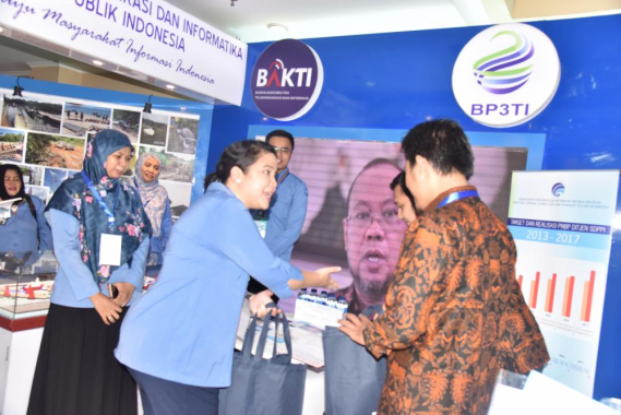 Ilustrasi: Tampak salah satu petugas informasi dari Ditjen SDPPI saat memberi penjelasan kepada pengunjung mengenai PNBP Ditjen SDPPI pada pameran Buget Execution Expo di Kemnterian Keuangan (21/2)
