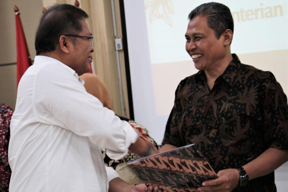 Ilustrasi: Menteri Komunikasi dan Informatika, Rudiantara melepas sembilan pegawai Kemkominfo yang telah memasuki masa purnabakti (28/2). Pada acara tersebut juga diserahkan  Tabungan Hari Tua (THT) dan uang pensiun dari BUMN pengelola dana pensiun, PT Taspen (Persero),