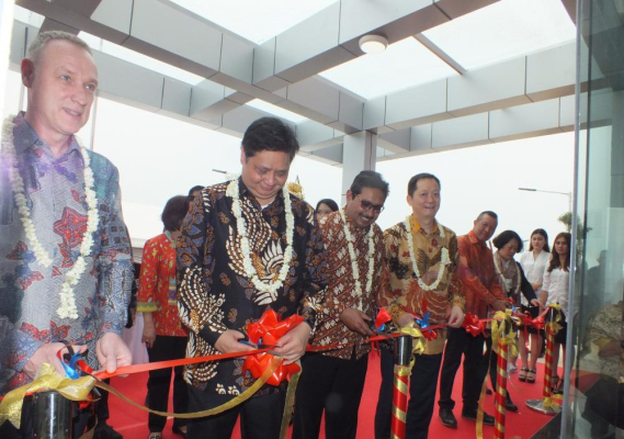 Ilustrasi: Menteri Perindustrian Airlangga Hartarto (kedua dari kiri) didampingi oleh Dirjen SDPPI Ismail (kanan) meresmikan pabrik kabel serat optik terbesar di Indonesia yang dibangun di Kawasan Suryacipta Industrial, Karawang, Jawa Barat (28/2).