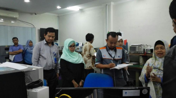 Ilustrasi: Tim Sucofindo menyimak penjelasan Kabid Pelayanan Balai Uji Dyah Kunti tentang laboratorium Balai Uji