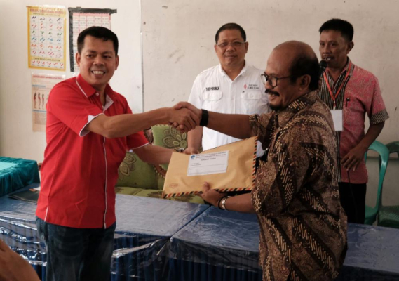 Ilustrasi: Ka. UPT Monitor SFR Makassar Dystiawan Dwi Rumboko dan  Kepala Seksi Sarana dan Pelayanan Abdul Salam melakukan serah terima soal ujian amatir radio