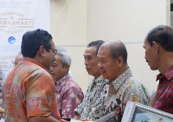 Ilustrasi: Dirjen SDPPI Ismail menyerhakan cenderamata kepada Ka UPT Yogyakarta Slamet Wibowo yang memasuki masa purnabhakti per 1 April 2018