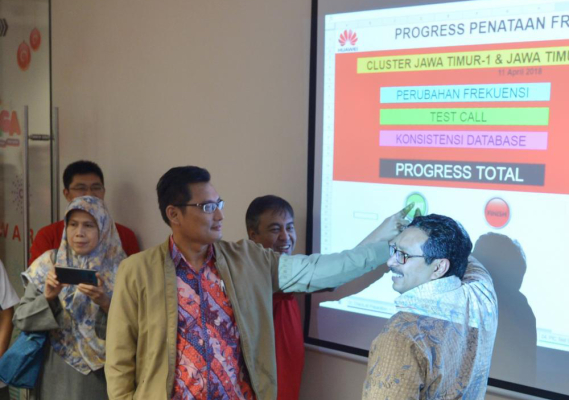 Ilustrasi: Diirjen SDPPI, Ismail (kanan) saat penutupan Refarming Frekuensi 2.1 GHz, Rabu kemarin (11/4).  Penataan ulang (refarming) pita frekuensi radio 2.1 GHz pada ), dua minggu lebih cepat dari yang dijadwalkan semula yakni 25 April 2018.