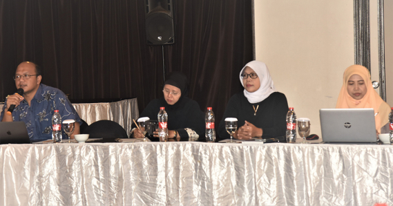 Ilustrasi: Kepala Bagian Perencanaan Program dan Pelaporan, Setditjen SDPPI, Arifah (2-kiri), bersama Kepala Subbagian Pengolahan Data Hendra Santoso (kiri) dan pembicara dari BPS dan LPPM-IPB dalam Rapat Penyusunan Data Statistik Ditjen SDPPI Semester I 2018 di Surabaya, Jawa Timur, Jumat (26/06/2018).