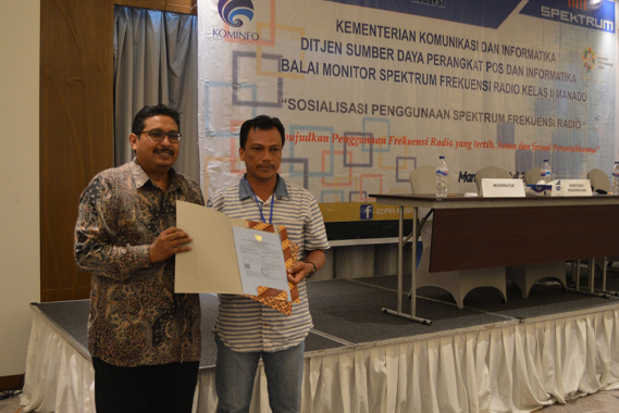 Ilustrasi: Dirjen SDPPI Ismail menyerahkan ISR kepada pengguna spektrum frekuensi radio peserta sosialisasi yang aplikasi permohonan izinnya disetujui Ditjen SDPPI, di Manado, Sulawesi Utara, Rabu (11/7/2018).