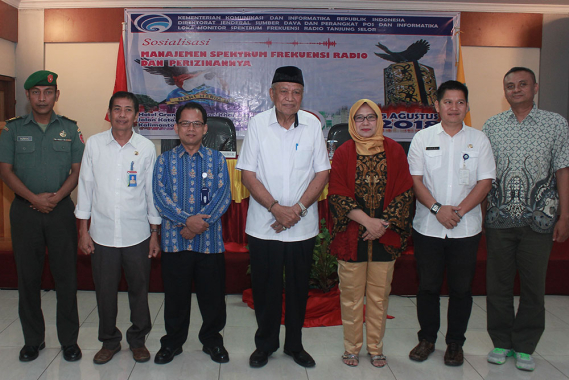 Ilustrasi: Wakil Gubernur Kalimantan Utara H. Udin Hianggio foto bersama Kasubdit Montib PPI Direktorat Pengendalian SDPPI Irawati Tjipto Priyanti, Kepala Lokmon SFR Tanjung Selor Mujiyo, dan Analis Pelayanan Dinas Tetap Direktorat Operasi Sumber Daya Ditjen SDPPI Stevan Hendrawan Lodo, dalam sosialisasi manajemen spektrum frekeunsi radio di Tanjung Selor, Kabupaten Bulungan, Kalimantan Utara, Rabu (15/8/2018).