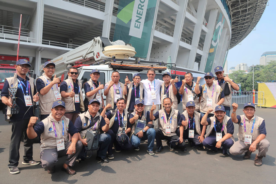 Ilustrasi: Menkominfo Rudiantara berfoto bersama Tim Monitoring Spektrum Frekuensi Radio Ditjen SDPPI di arena Asian Games 2018 Gelora Bung Karno, Jakarta, usai memberi pengarahan pada Sabtu (18/8/2018). Tim Ditjen SDPPI ini berkerja untuk memastikan tidak ada gangguan frekuensi yang digunakan untuk semua perangkat pertandingan dan komunikasi selama berlangsungnya Asian Games.