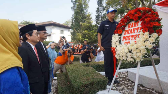 Ilustrasi: Dirjen Penyelenggaraan Pos dan Informatika, Kemkominfo, Ahmad M. Ramli (kedua kiri), bersama Dirut PT Pos Indonesia (Persero) Gilarsi Wahyu Setijono (ketiga kiri) meletakkan karangan bunga di Monumen PTT di Bandung, Jawa Barat, seusai upacara peringatan Hari Bhakti Postel ke-73, Kamis (27/9/2018).